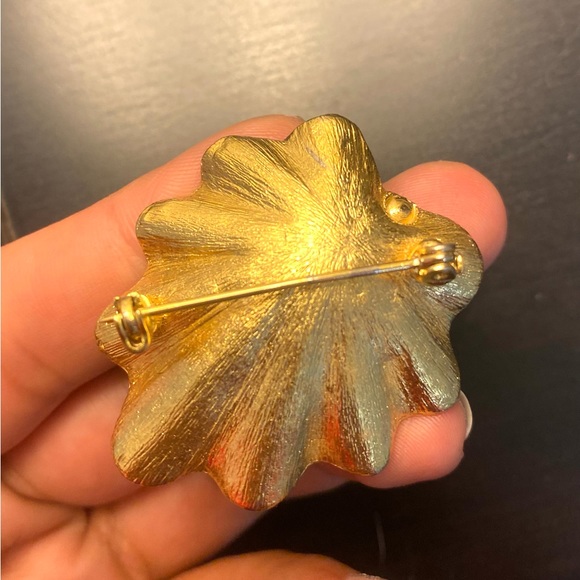 18K Gold Plated Vintage Brooch 🏵️ - Picture 3 of 3